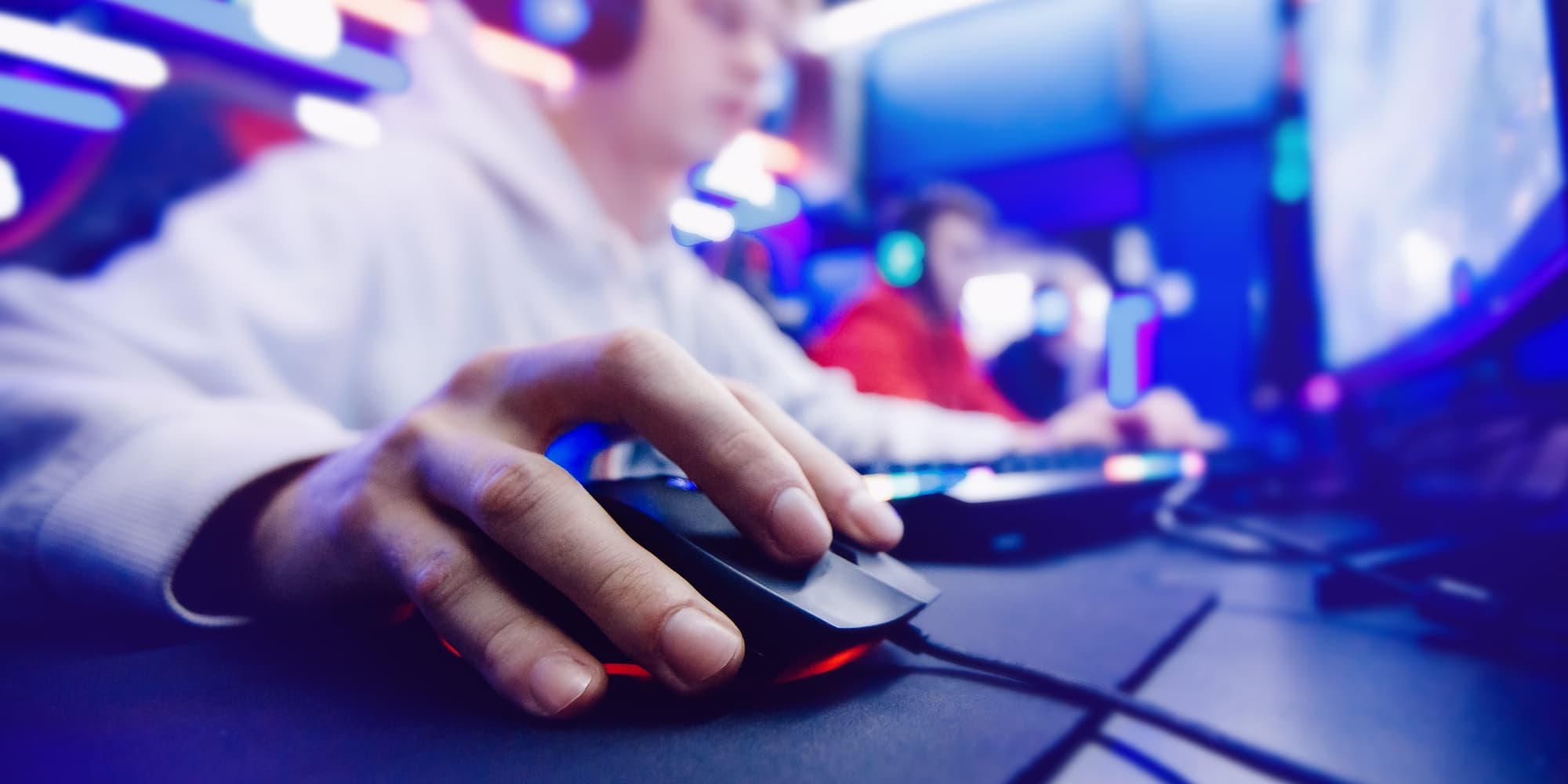 Professional gamer using a mouse equipped with Aratas switches for high-speed play.