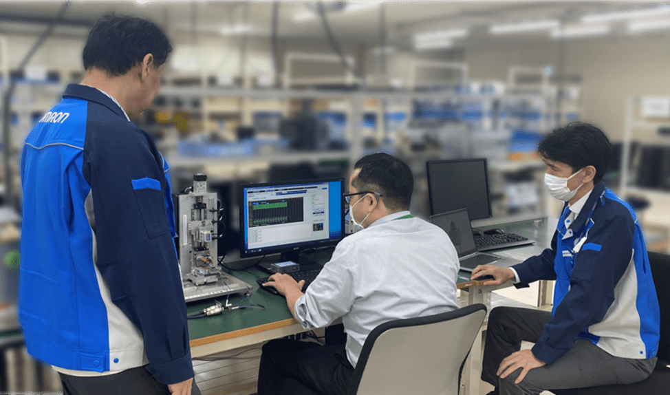 Proper handling guide: Avoiding mechanical impact on the actuator during assembly.