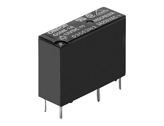 System diagram: High-capacity relays controlling compressor and fan motors.